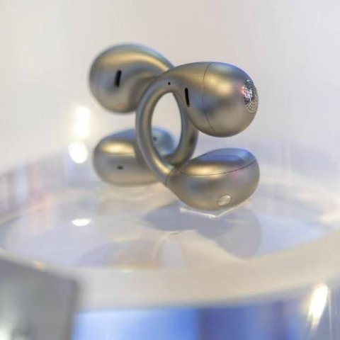 千问和Bose的AI耳夹耳机开卖1099元：你买的是「耳边AI」，不是音质