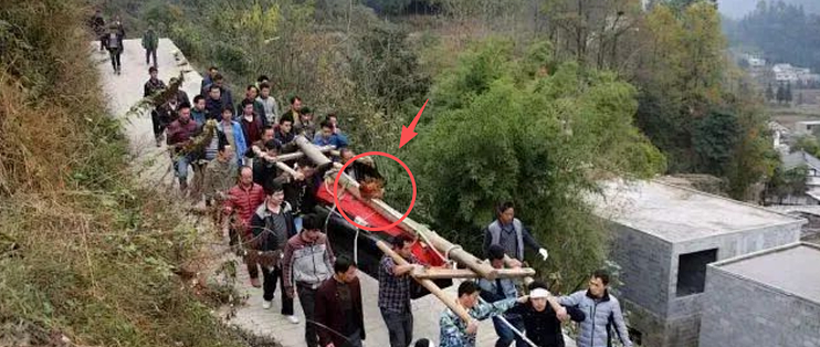 农村出殡，为什么要在棺材上放一只大公鸡？