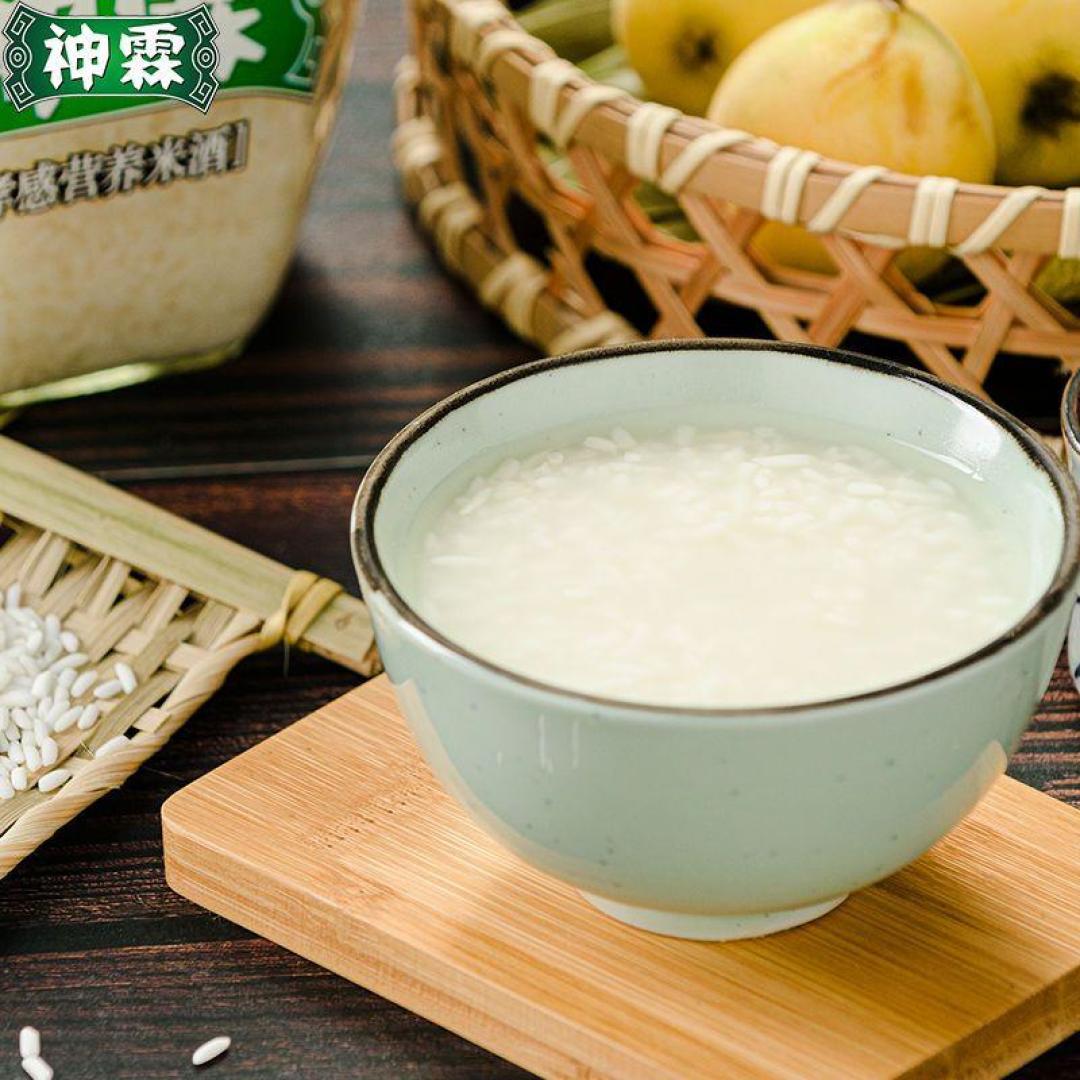 青瓷碗盛米酒点缀枸杞