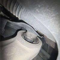特斯拉后摆臂为何易损？底盘材质与受力深度科普