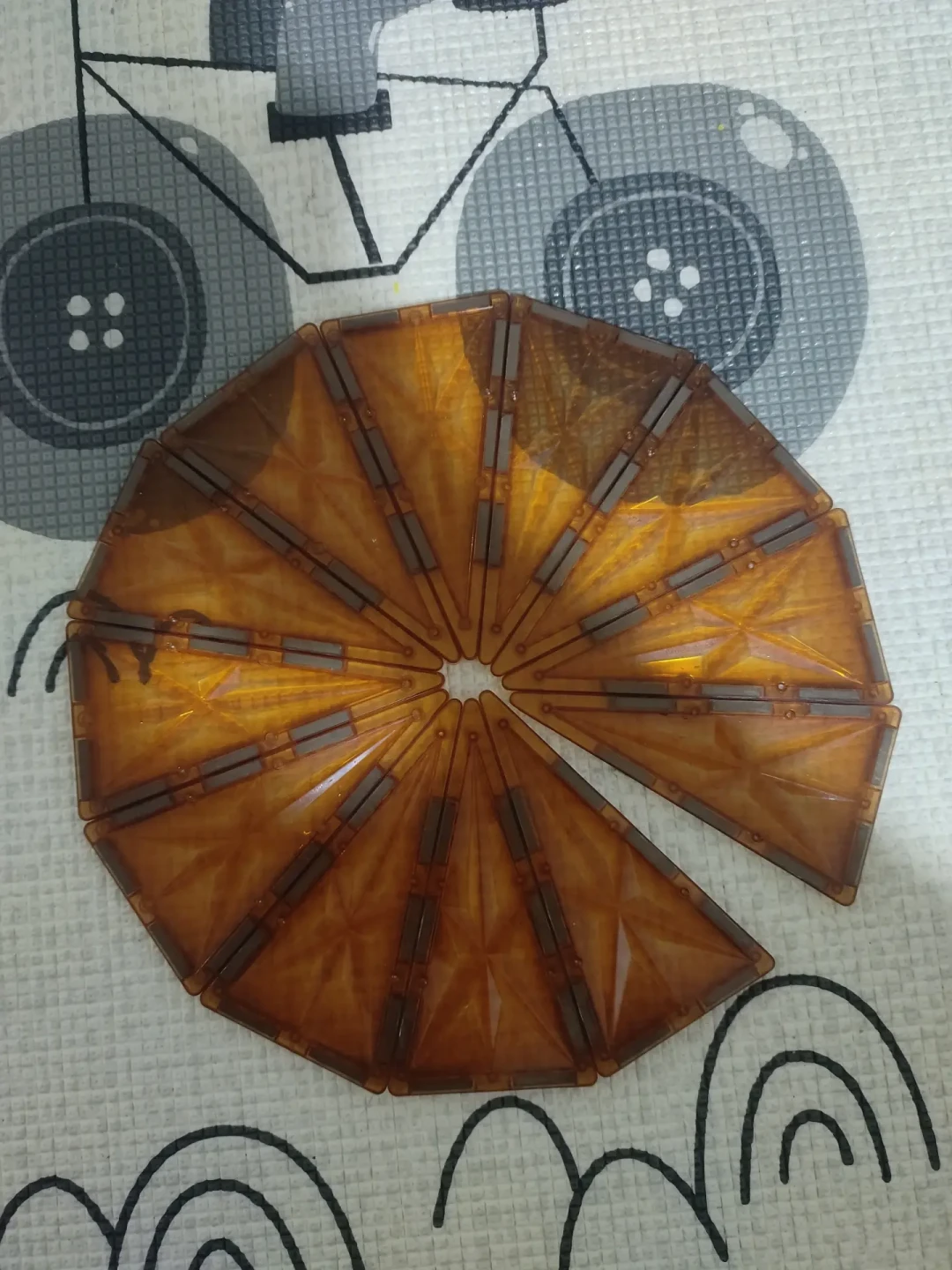 娃的磁力片永远差一块才成圆？468条评论吵了两年质量，缺的其实是12.5度角