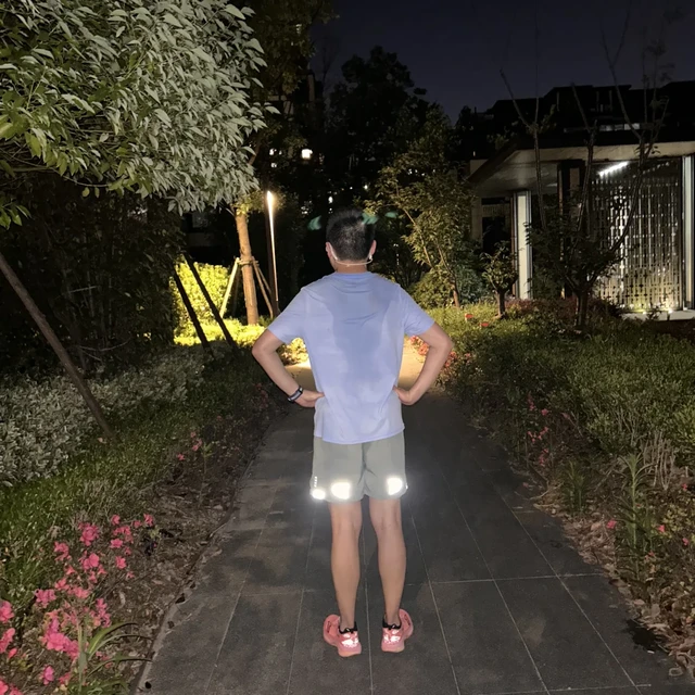 夜骑回头，穿深色骑行服的队友"消失"了：车灯一照，四位数的骑行服只是一团移动的黑影