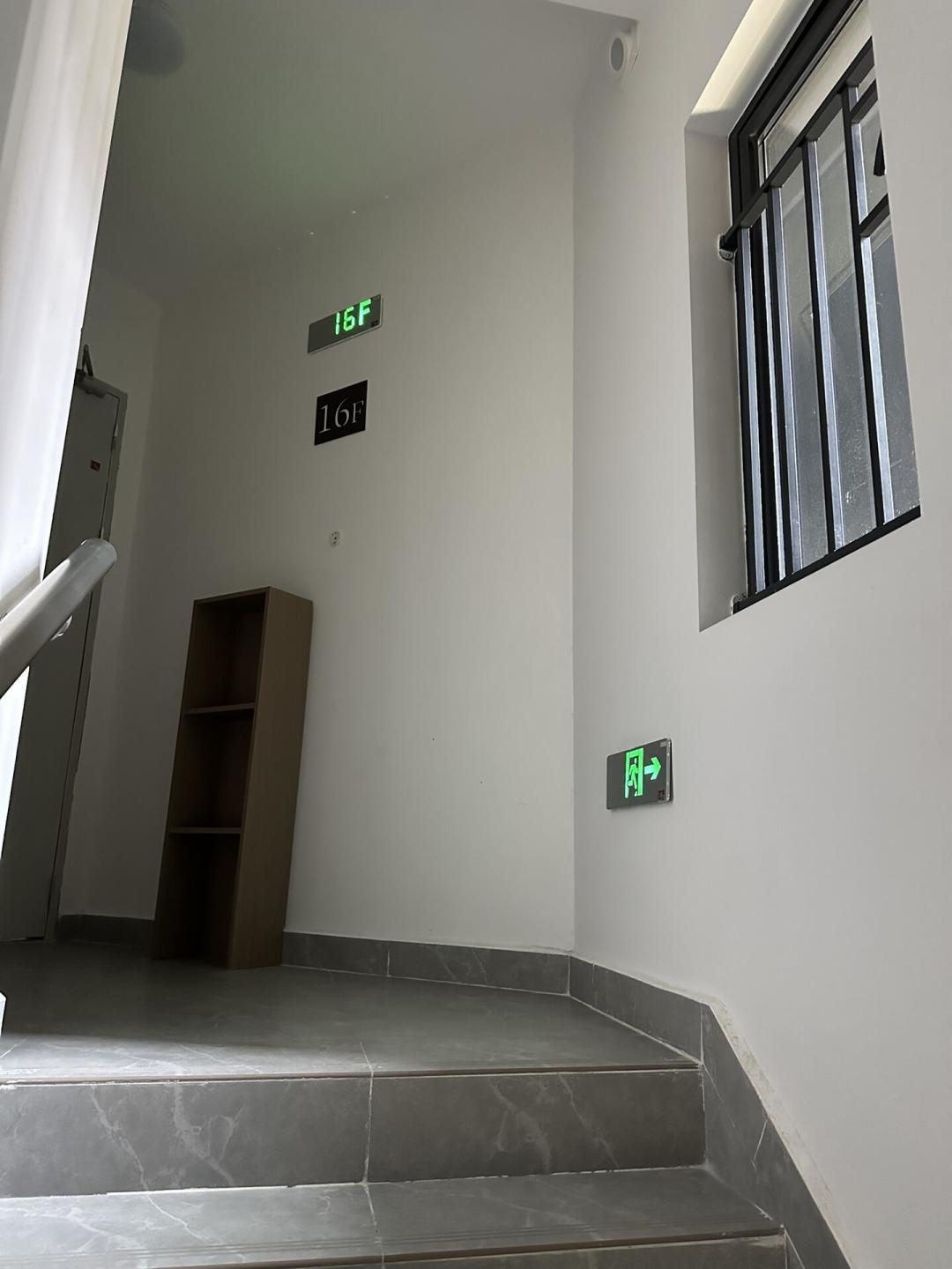 微信步数七八千,爬三层楼却喘得像拉风箱?不是老了,是走路练不到心肺和腿:每周三次只上不下爬楼梯,椅子深蹲补腿,一个月后回同段楼梯自测