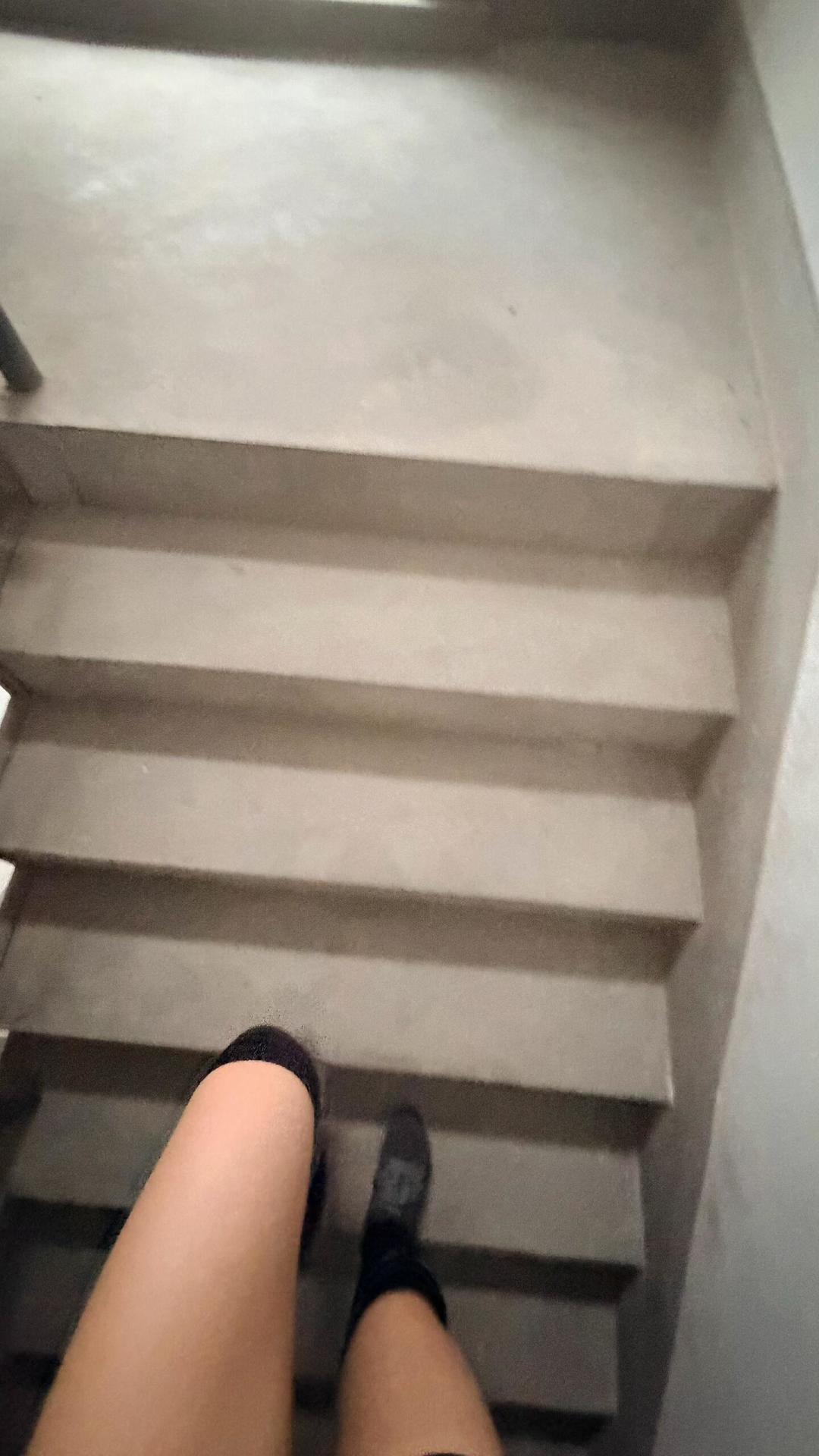 微信步数七八千,爬三层楼却喘得像拉风箱?不是老了,是走路练不到心肺和腿:每周三次只上不下爬楼梯,椅子深蹲补腿,一个月后回同段楼梯自测
