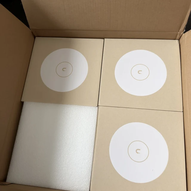 UniFi"机柜快乐"的下一站是积热：韩路拆了弱电箱的门，实测降10°C的人靠门缝散热器——先搬家、再打孔、最后才轮到风扇