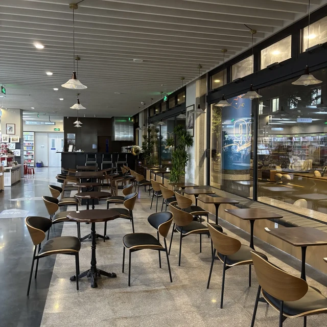 美术馆店一层改成了消费入座的咖啡馆：老三联失去的、抢救的和正在做的，这篇一次说清
