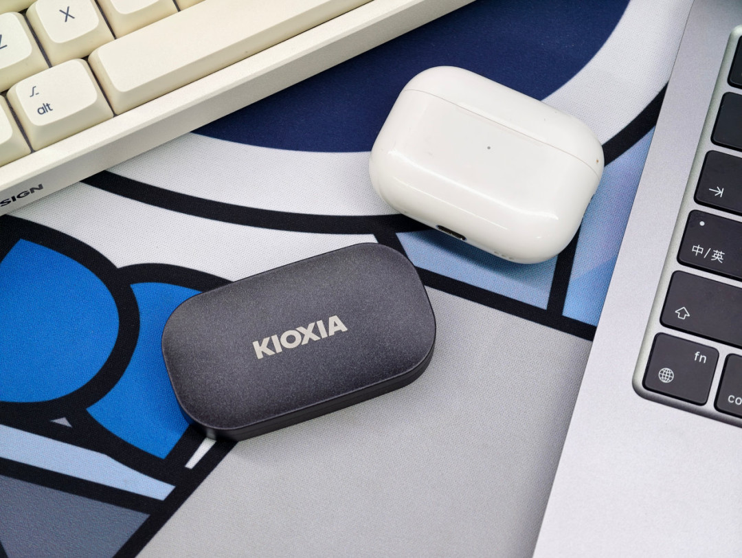 铠侠XD20与笔记本的桌面搭配实拍