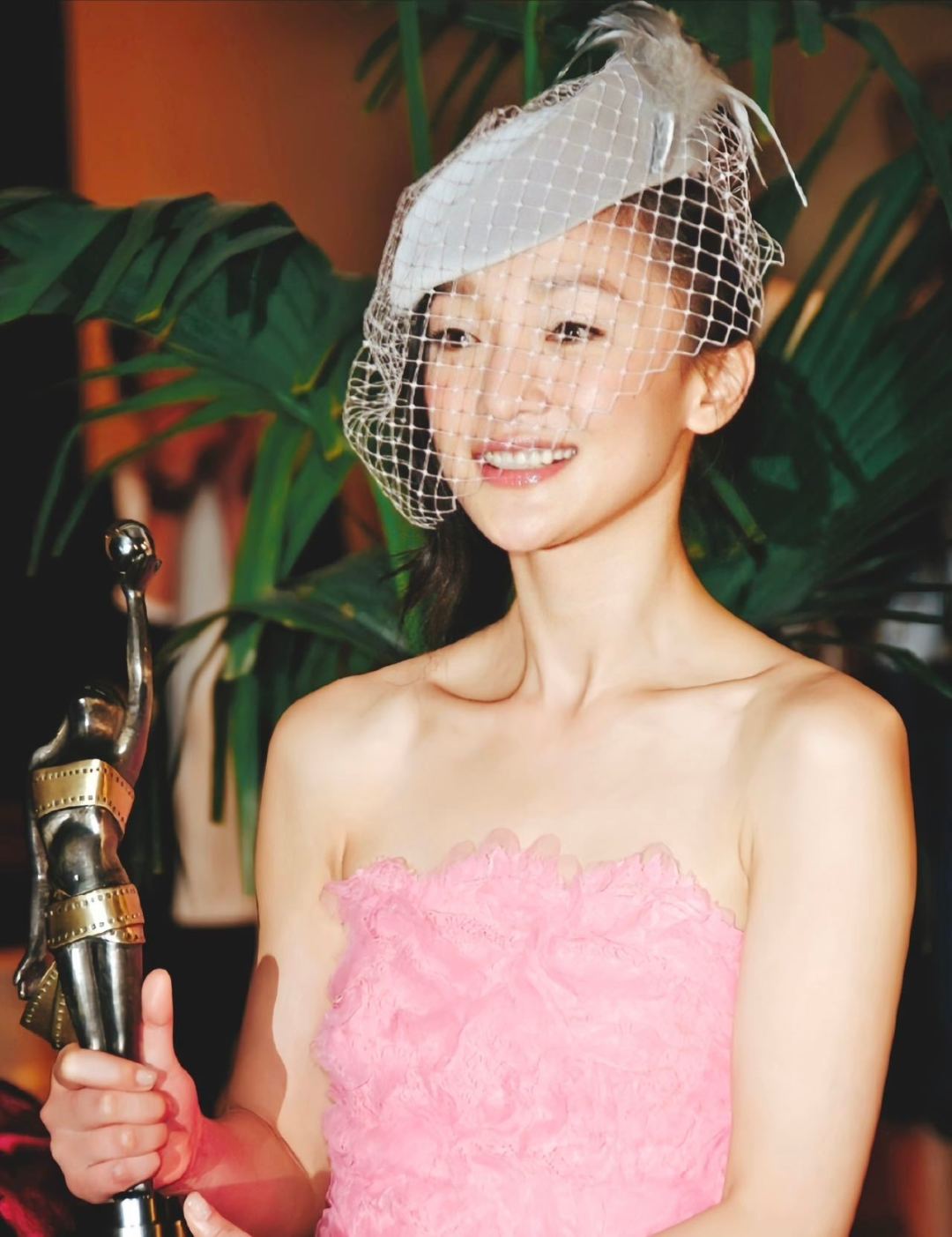 奖杯搁在桌上,蛋糕捧在手里:周迅52岁生日这场“双喜”,我们替你数清了谁来过、说了什么、哪些场面值得回看