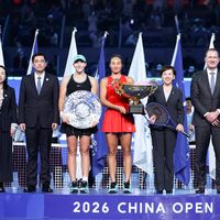 郑钦文因伤退出香港赛，2026赛季提前收官：从跌出百大到中网捧杯，球迷齐喊“明年见”
