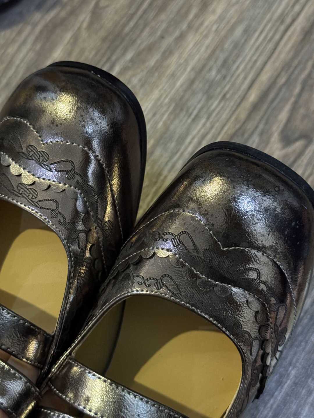 鞋子发霉了,擦还是洗?先分清是不是真霉