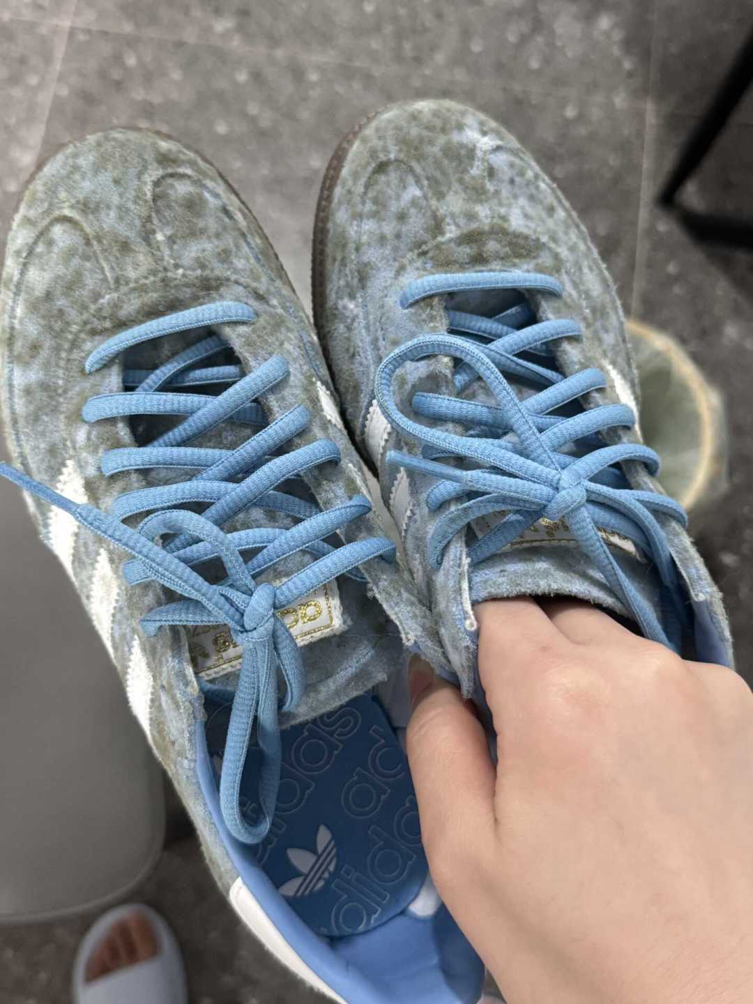 鞋子发霉了,擦还是洗?先分清是不是真霉