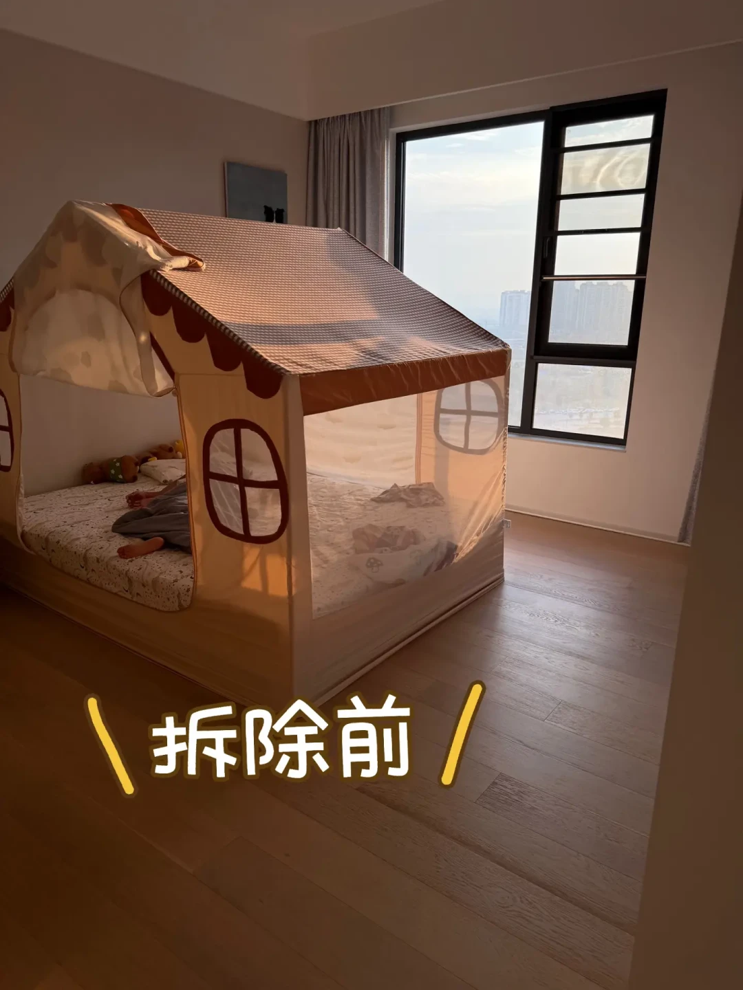 收蚊帐:帐纱洗净干透再折,明年挂上就能用
