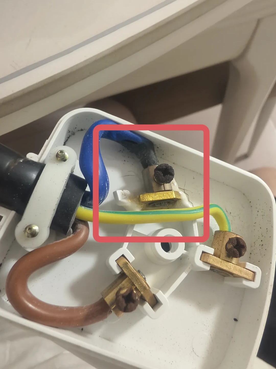 CCC新规落地后的第一个双11:随车充先别急着加购,查完机身那个标,再回家看看你家插座——112批次里55批不合格,烧的从来不是枪,是插座