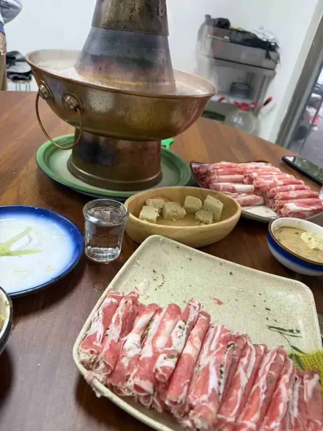 羊肉四年真涨价的第一年:先别急着囤,也先别急着骂店贵,这波羊行情的日历、部位价盘和