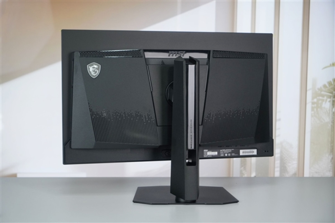 320Hz高刷屏!微星MAG OLED 271QPX32图赏