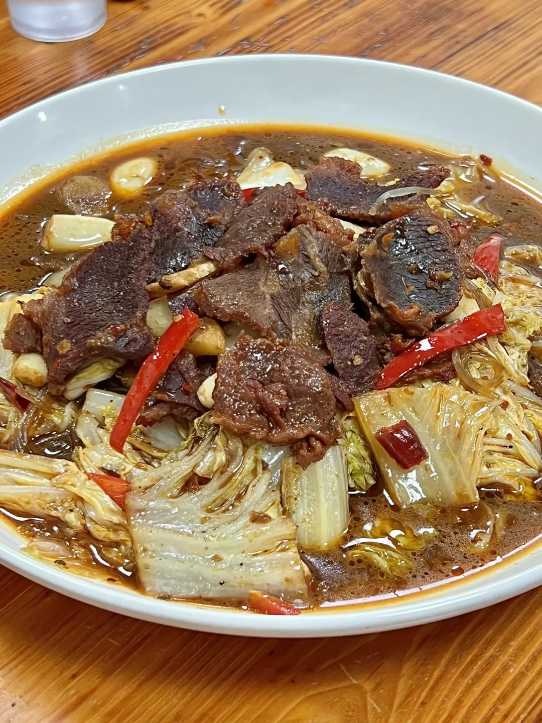 「一条不存在的排骨面差评」撞上「满大街好评换饮料」:特色餐厅避雷党,热搜退潮前,先把差评、好评、现场牌这三本账对完