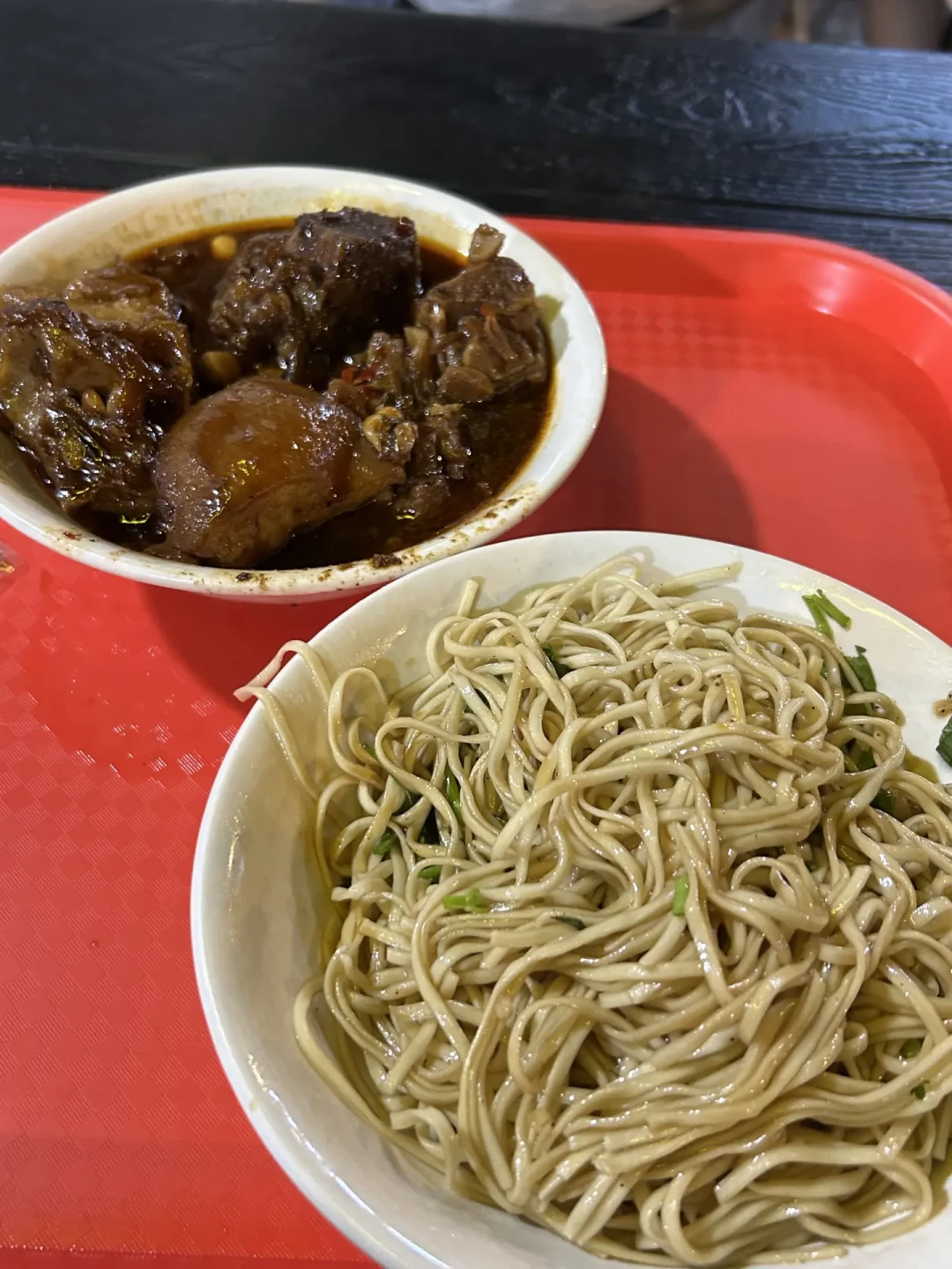 「一条不存在的排骨面差评」撞上「满大街好评换饮料」:特色餐厅避雷党,热搜退潮前,先把差评、好评、现场牌这三本账对完