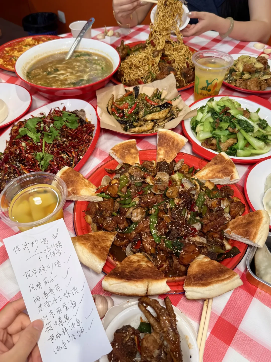 「一条不存在的排骨面差评」撞上「满大街好评换饮料」:特色餐厅避雷党,热搜退潮前,先把差评、好评、现场牌这三本账对完