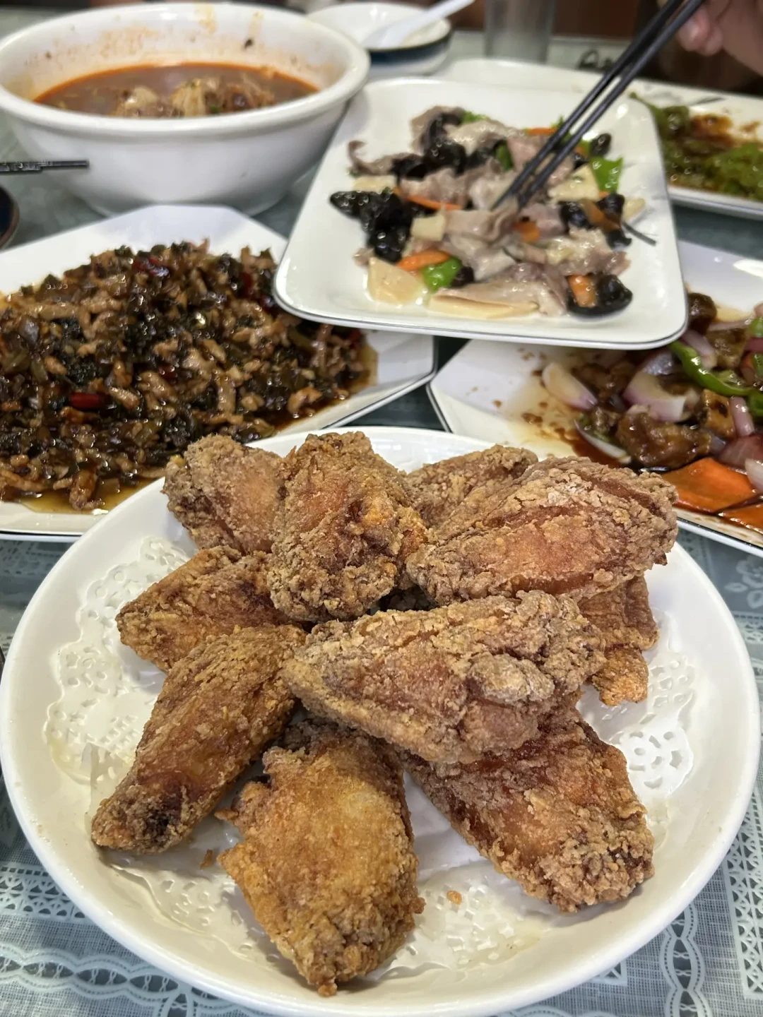 「一条不存在的排骨面差评」撞上「满大街好评换饮料」:特色餐厅避雷党,热搜退潮前,先把差评、好评、现场牌这三本账对完