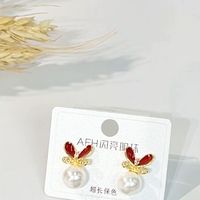 红釉兔耳珍珠耳钉:红与白的复古配色逻辑