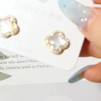 S925银针四叶草贝母耳钉：围镶工艺和普通包边的区别