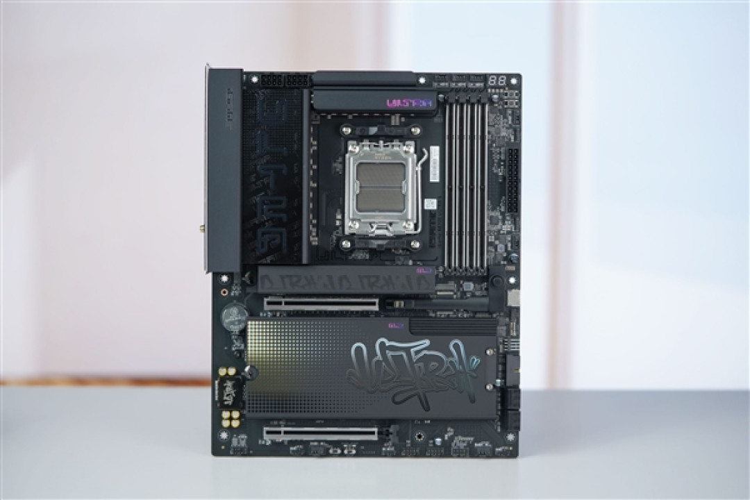 锐龙9000新搭档!七彩虹iGame X870E ULTRAS主板图赏