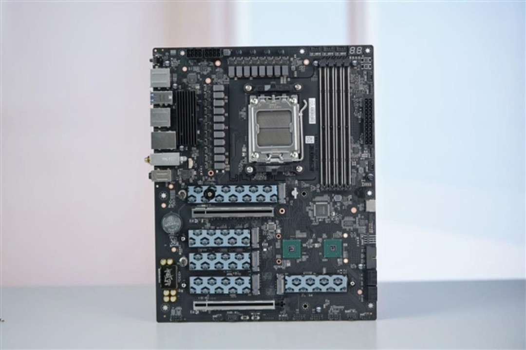 锐龙9000新搭档!七彩虹iGame X870E ULTRAS主板图赏
