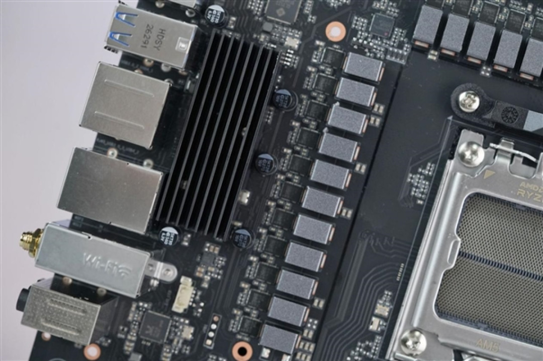 锐龙9000新搭档!七彩虹iGame X870E ULTRAS主板图赏