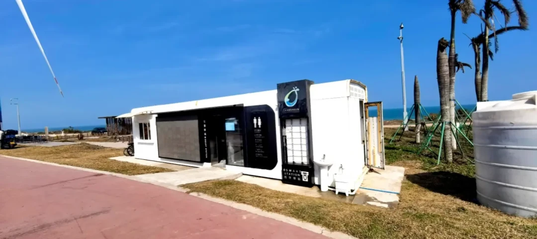 第一次营地过夜还剩5天,女儿问“晚上去哪尿尿”,地图一搜公厕最后27公里盘山路一个没有:扒完「埋掉派」和「带走派」的帖子,先给营地打了通0元电话,定了个十几块的折叠凳和一卷降解袋,全套不到五十