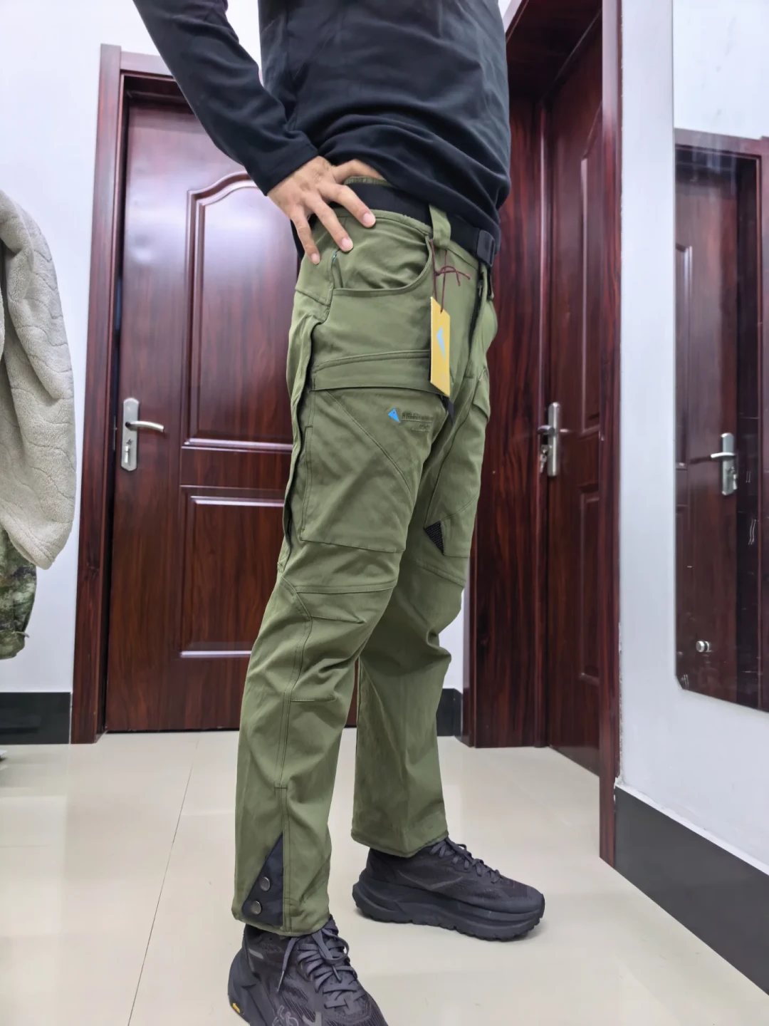 战狼基利3.0不卡裆了?我翻完7篇热帖155条评论:裆是修好了,接盘的是裤长、低腰和2560的门票