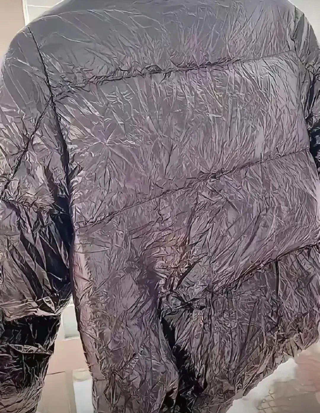 6件羽绒服被压缩袋压扁压皱,她救回了七八成:光靠拍打可不够