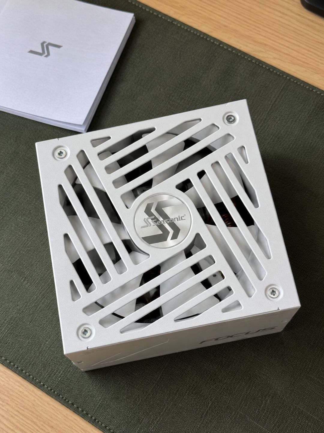 显卡住进客厅之前:跑 24/7 大模型家机的电源账,和游戏装机根本不是一本账