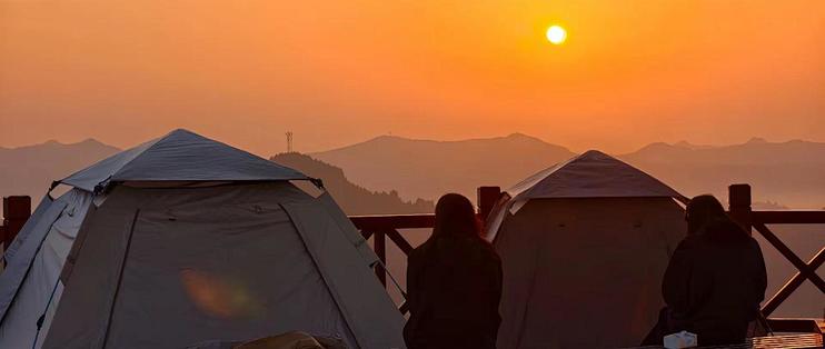 第一次营地过夜还剩5天，我打算凌晨爬后山拍云海，媳妇一句话把我拦下：上面没信号，出了事谁知道——扒完两派帖子和两条真实救援，我先做完四件0元的事，对讲机的钱押到双十一再定