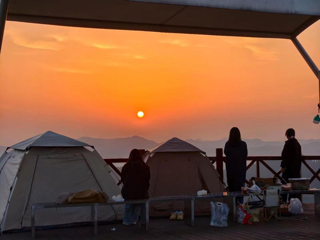第一次营地过夜还剩5天,我打算凌晨爬后山拍云海,媳妇一句话把我拦下:上面没信号,出了事谁知道——扒完两派帖子和两条真实救援,我先做完四件0元的事,对讲机的钱押到双十一再定