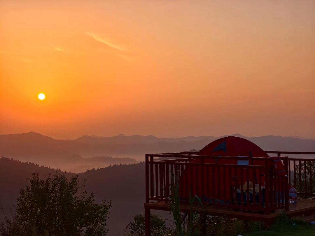 第一次营地过夜还剩5天,我打算凌晨爬后山拍云海,媳妇一句话把我拦下:上面没信号,出了事谁知道——扒完两派帖子和两条真实救援,我先做完四件0元的事,对讲机的钱押到双十一再定