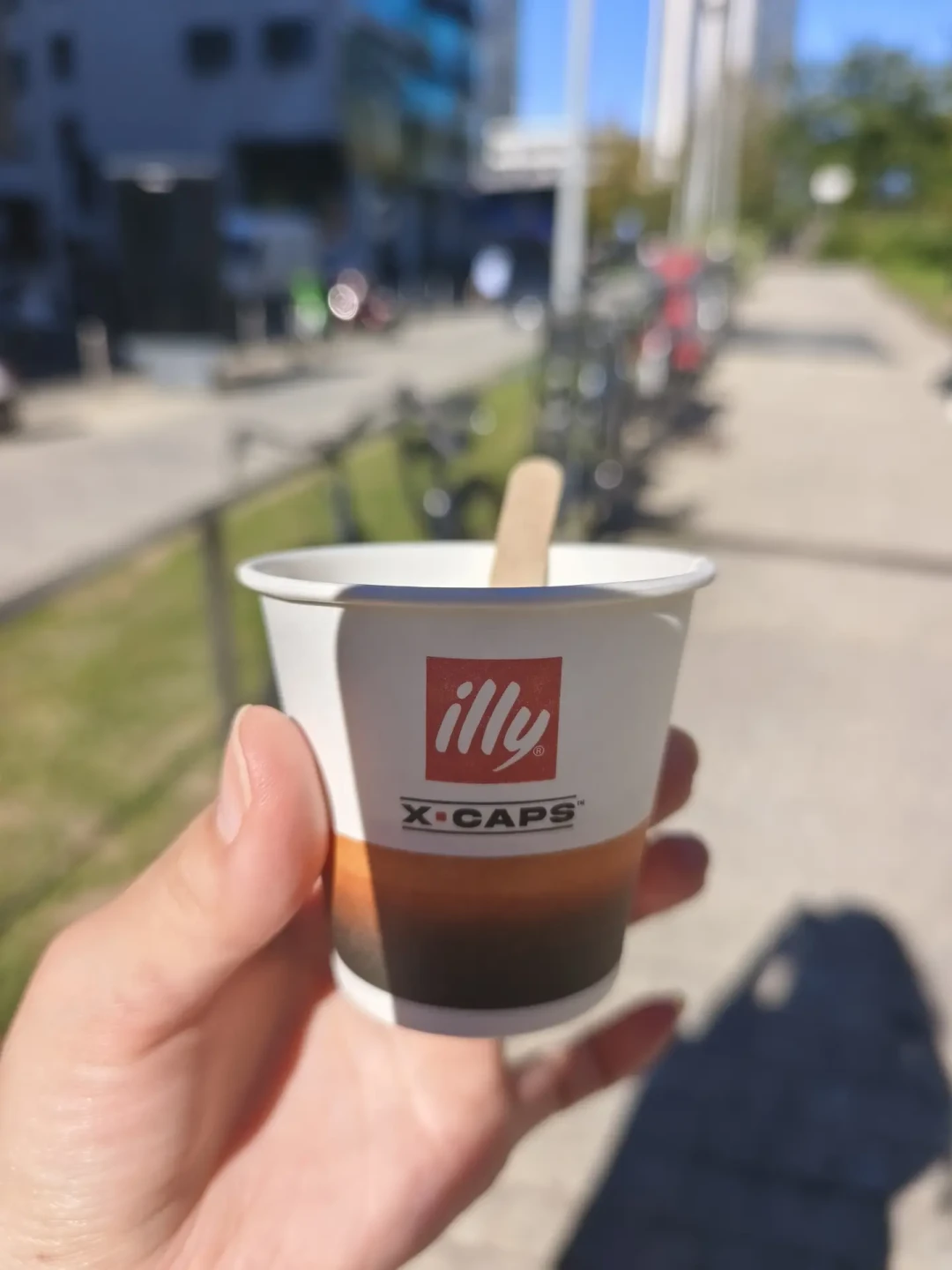 纳米比亚都有illy了:对完一年多的海外晒帖,先认清你门口这家illy是哪一种,学会两个词再点单,米兰唯一能白喝的那家别错过