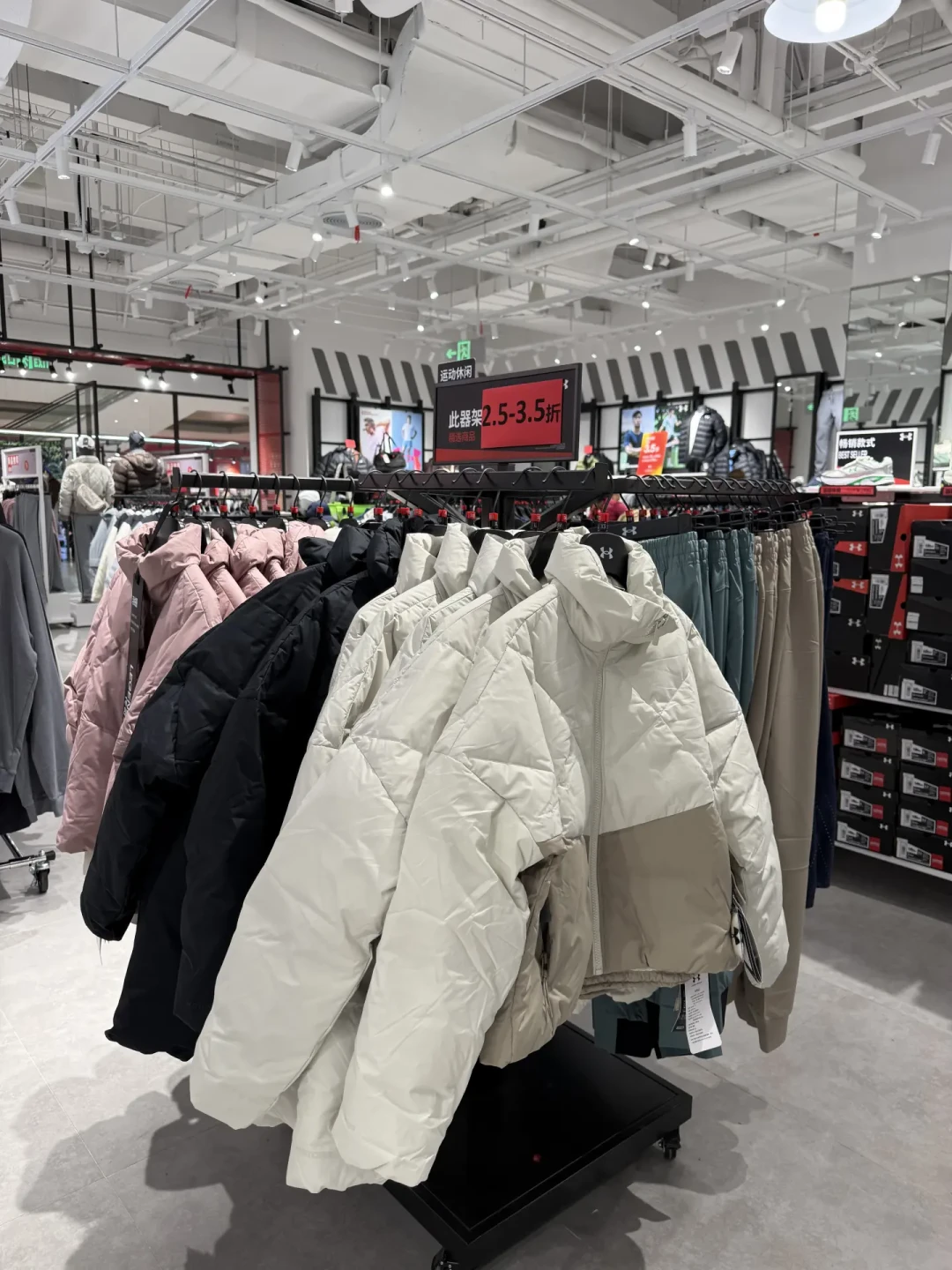 安德玛线上线下差价帖刷屏：门店1517元、线上同款