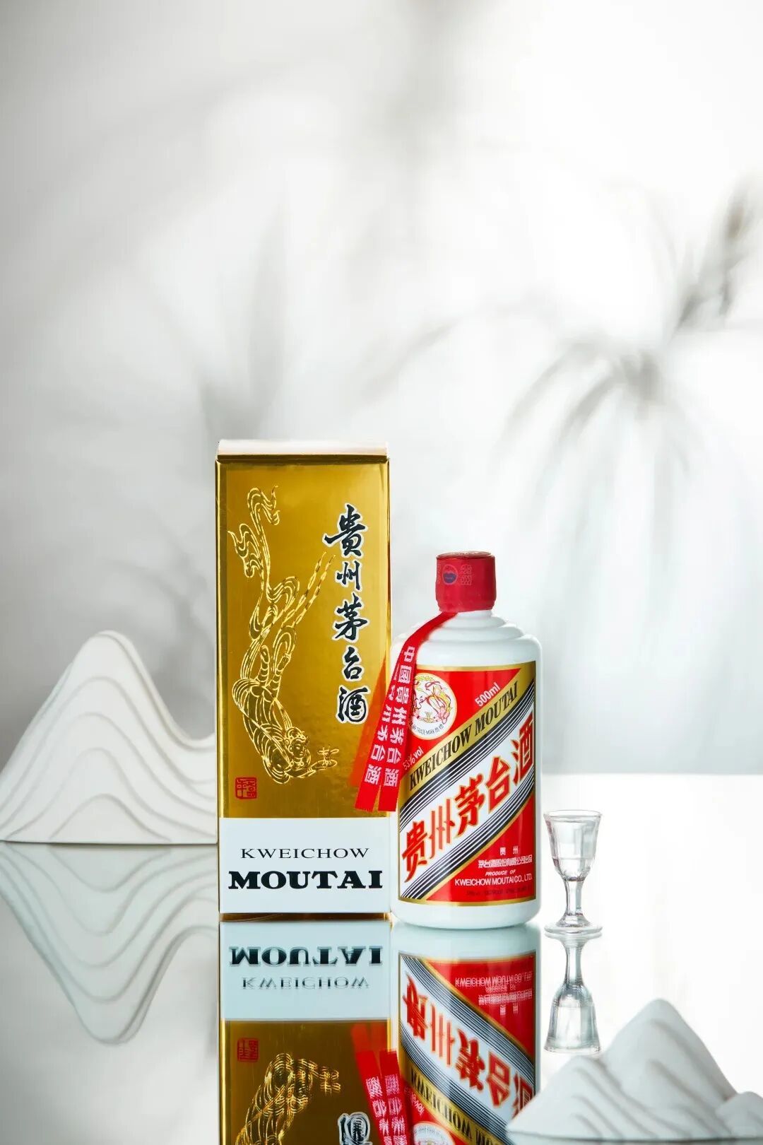 飞天茅台金盒与酒瓶静物