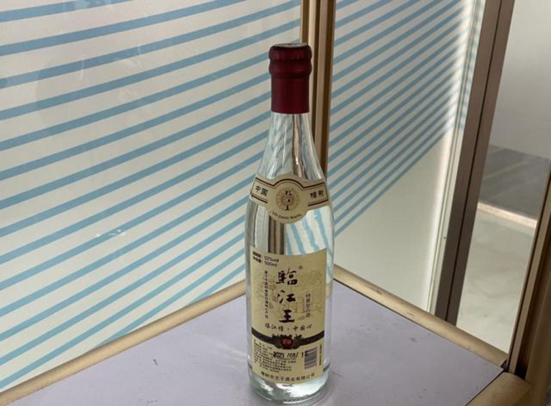 白酒单瓶特写