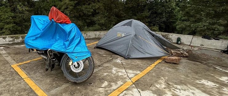 第一次营地过夜还剩3天，预报翻成半夜小雨：扒完「雨照去」和「果断改期」两派帖子，外加武功山掀帐和半夜进水两个案例，我定了三道硬杠杠——下雨不可怕，风和冷才可怕，谁超线就改白天场，女儿的煮面照旧