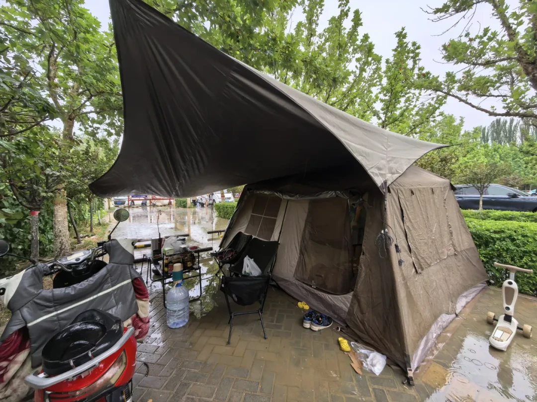 第一次营地过夜还剩3天,预报翻成半夜小雨:扒完「雨照去」和「果断改期」两派帖子,外加武功山掀帐和半夜进水两个案例,我定了三道硬杠杠——下雨不可怕,风和冷才可怕,谁超线就改白天场,女儿的煮面照旧