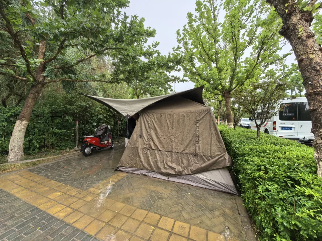 第一次营地过夜还剩3天,预报翻成半夜小雨:扒完「雨照去」和「果断改期」两派帖子,外加武功山掀帐和半夜进水两个案例,我定了三道硬杠杠——下雨不可怕,风和冷才可怕,谁超线就改白天场,女儿的煮面照旧