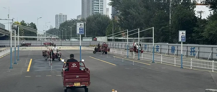 摩托车驾照的“抓紧报名”又换词了：同一个“刷学时”，北京、昆明、燕郊给出三种答案