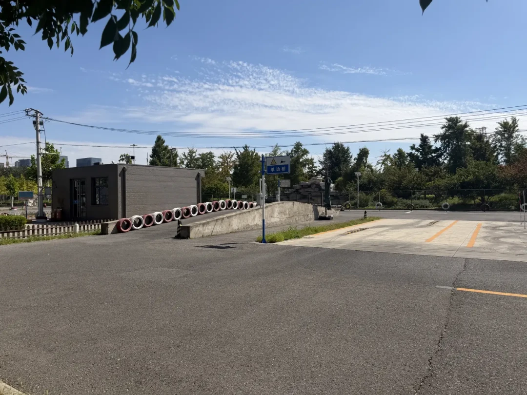 摩托车驾照的“抓紧报名”又换词了:同一个“刷学时”,北京、昆明、燕郊给出三种答案