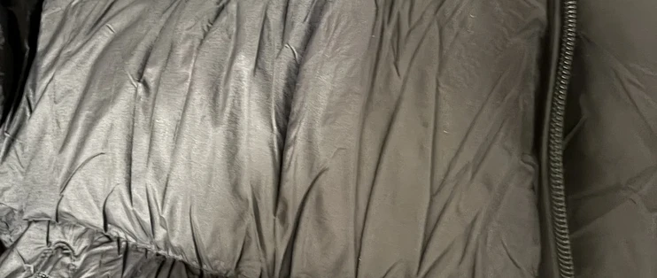 6件羽绒服被压缩袋压扁压皱，她救回了七八成：光靠拍打可不够