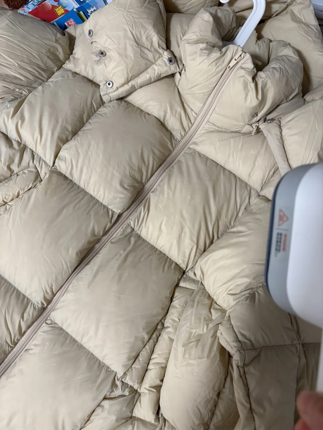 6件羽绒服被压缩袋压扁压皱,她救回了七八成:光靠拍打可不够