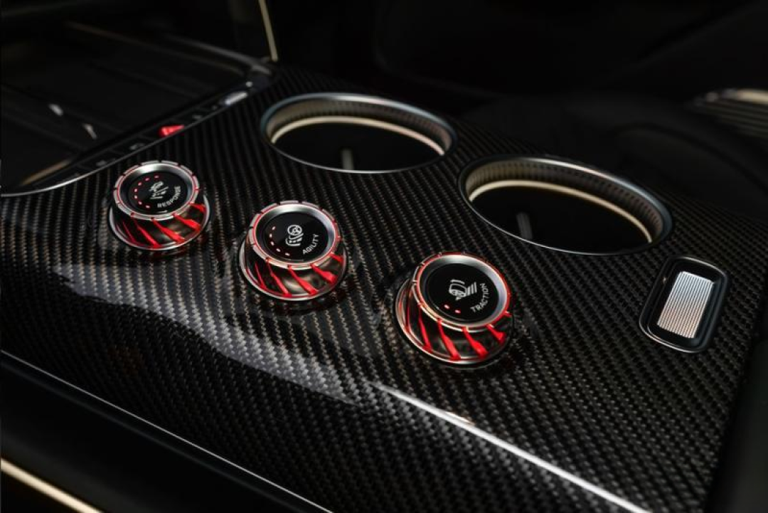 AMG首款自研纯电成了SUV,1169匹,连声浪都是采样来的