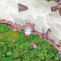 刷屏的虎跳峡"人生照片"：石头是人摆的，惊险是长焦骗出来的