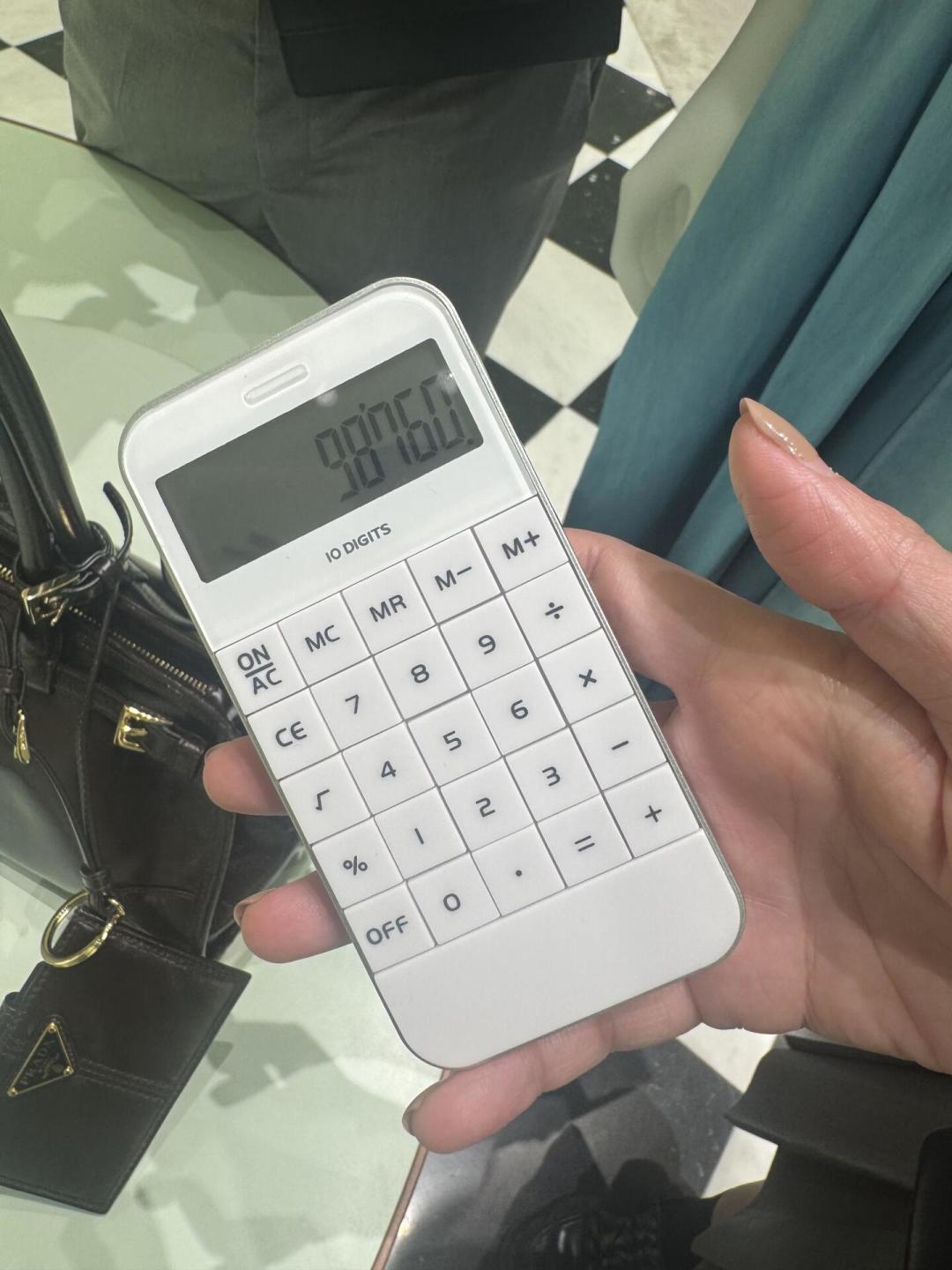 「专柜24500」撞上「机场1.4万出头」：双11前普拉达买包对账党，10月20号晚8点闸门前，先把价梯、返点、退路这三本账对完