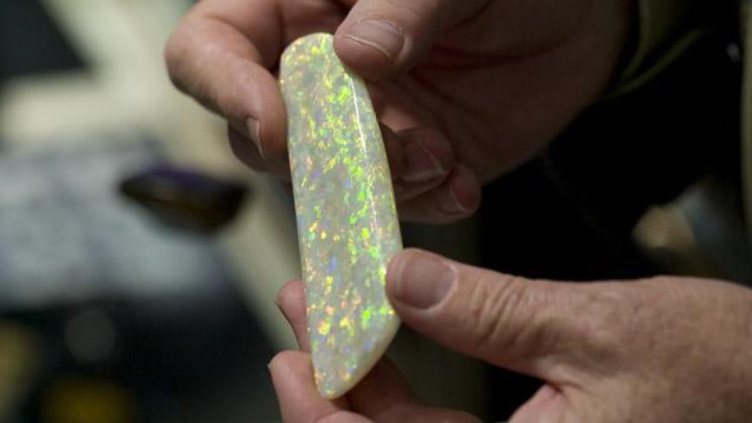 十月生辰石想入手?欧泊和碧玺,先躲开这5个坑再花钱
